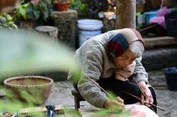 Xem tranh của nữ nghệ sĩ tuổi gần 90