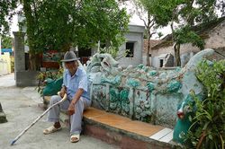 Ông lão 92 tuổi yêu say đắm Hà Nội, đắp tượng quanh nhà để thỏa nỗi nhớ