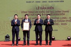 Gắn biển công trình chỉnh trang khu vực xung quanh hồ Hoàn Kiếm