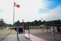 Lãnh đạo Hà Nội dâng hương Đức Thái Tổ Lý Công Uẩn và viếng Lăng Bác