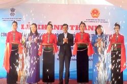 Đại sứ Ấn Độ cắt băng khánh thành xây kênh mương nội đồng ở Yên Bái
