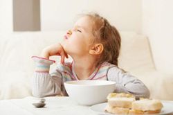 Cảnh báo sai lầm của cha mẹ khi trẻ biếng ăn, chậm tăng cân