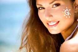 Những sai lầm dùng kem chống nắng khiến làn da nổi mụn