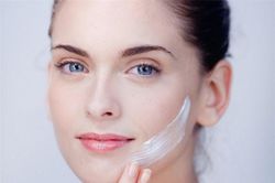 Sử dụng kem dưỡng ẩm sai cách, tiền mất tật mang
