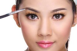'Thảm họa' khi vẽ lông mày theo những cách này