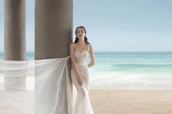 Địch Lệ Nhiệt Ba diện váy cưới tựa nàng tiên cá hòa mình giữa biển khơi khiến fan ngạt thở