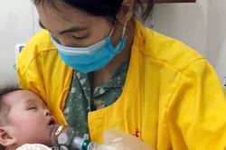Bé gái mới 8 tháng tuổi nhưng đã phải nằm viện 7 tháng