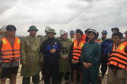 Thuyền cứu hộ bị chìm, một thuyền viên rơi xuống biển