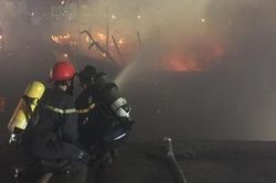 4 tàu cá bị cháy rụi tại Cảng Lạch Quèn
