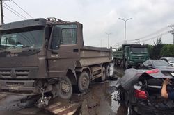 Giao thông ùn tắc nhiều giờ trên quốc lộ 51 do xe ben tông xe hơi