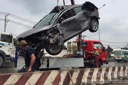 Xế hộp bẹp dúm sau cú va chạm với xe ben trên QL51