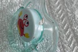 Thấy con nhiều ngày mặt dính bẩn sau khi gửi bảo mẫu, người mẹ cuối cùng phát hiện sự thật động trời nhờ vào chi tiết nhỏ trên núm vú giả