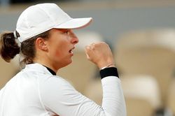 Iga Swiatek: Nhà vô địch Roland Garros 19 tuổi là ai?