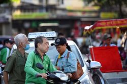 Lơ là phòng dịch, nhiều người dân 'quên' đeo khẩu trang ở nơi công cộng