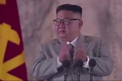 Quân đội Triều Tiên duyệt binh hoành tráng, vì sao ông Kim Jong Un rơi lệ?