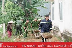 Công an Hương Sơn giúp xã biên giới Sơn Hồng xây dựng nông thôn mới