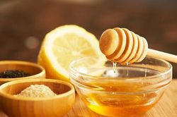 Sai lầm không phải mẹ nào cũng biết khi dùng mật ong trị tưa lưỡi, ho ở trẻ sơ sinh