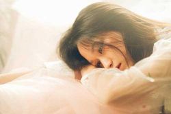Giữa lúc nhà tôi nguy khốn thì được bạn của bố giúp đỡ, khi mọi chuyện xong xuôi, chú ấy đưa ra một đề nghị khiến tôi hoảng loạn