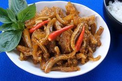 Đổi vị cho bữa tối với món tai heo xào sả ớt ngon giòn, lạ miệng