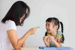 Những cha mẹ luôn miệng so sánh trẻ với 'con nhà người ta' tưởng tốt, ai dè tác hại khôn lường