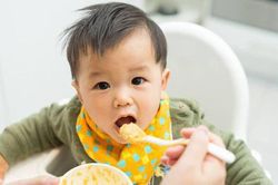 Bé 5 tháng tuổi đã bị sỏi thận, bác sĩ giật mình khi biết thực đơn ăn dặm
