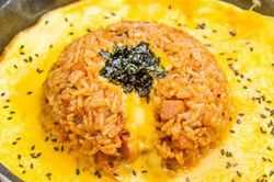 Cơm chiên núi lửa không chỉ siêu ngon mà còn đẹp nhức nhối, các mẹ tha hồ sống ảo cho cả làng ô a