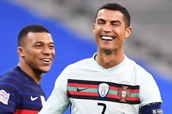 Ronaldo gây sốt khi cười giòn tan cùng đàn em Mbappe