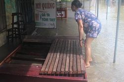 Quảng Nam: Dọn nhà sau lũ, hai mẹ con bị điện giật tử vong