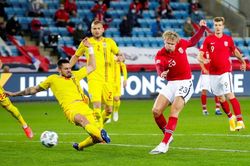 Haaland lập hat-trick đầu tiên cho tuyển Na Uy