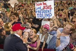 Bê bối dồn dập, ông Trump bị bỏ xa trên các bảng thăm dò