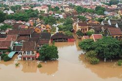 Hội An vẫn ngập sâu, du khách thuê ghe tham quan phố cổ