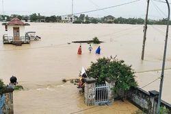 Mưa lũ lịch sử tại miền Trung: 32 người chết và mất tích, 176 tàu thuyền hư hỏng
