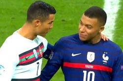 CĐV phát sốt vì khoảnh khắc thân mật đáng yêu giữa Ronaldo và Mbappe