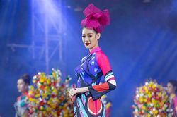 Hoa hậu Khánh Vân trình diễn khai mạc Lễ hội Áo dài TP.HCM