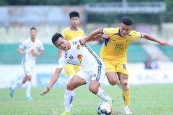 Tuyển Anh lên ngôi đầu bảng, Quảng Nam thay tướng sau trận thua đậm