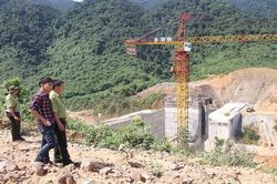 Hơn mười công nhân nghi bị vùi lấp do sạt lở thủy điện
