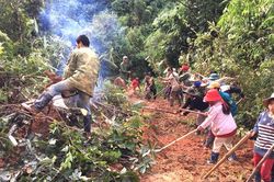 Mưa lớn làm gãy cầu, một người tử vong ở Kon Tum