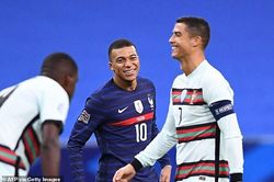 Kylian Mbappe mắt sáng rỡ khi đối đầu với Ronaldo
