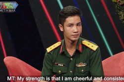 Gặp bạn gái dễ thương, chàng trung úy vội xin thủ trưởng để 'đưa nàng đi chơi'