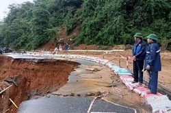 Quốc lộ 9 ở Quảng Trị nứt toác vì mưa lũ, giao thông tê liệt