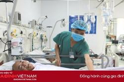 Ngã xe đạp, cụ ông bị khúc gỗ dài 30cm đâm xuyên phổi