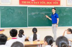 Trao giấy chứng nhận địa điểm khảo thí IELTS, tiếng Nhật cho trường chuyên Phan Bội Châu