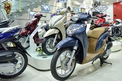 Doanh số bán xe máy và ôtô Honda 6 tháng đều giảm mạnh