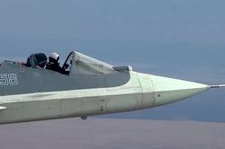 Phi công điều khiển Su-57 trong buồng lái 'lộ thiên'