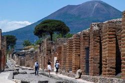 Du khách trả lại cổ vật lấy cắp từ di tích Pompeii vì 'trúng lời nguyền'