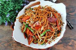 Xào mì, đừng chỉ luộc rồi đem xào ngay, thêm bước nữa mì không bao giờ dính nhau