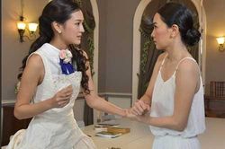 Chị chồng xấu tính định lấy cặp lộc bình nhưng tôi không đồng ý, thấy vậy bố chồng liền mắng tôi keo kiệt, nhỏ mọn