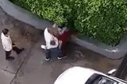 Clip: Đang bế con nhỏ trên tay, người chồng vẫn hung hãn thẳng tay đánh vợ dã man