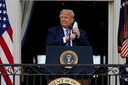 Ông Trump tuyên bố miễn nhiễm COVID-19