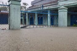 Hai mẹ con dọn dẹp nhà sau lũ, bị điện giật tử vong